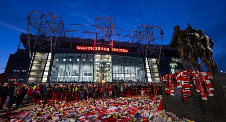 Манчестер Юнайтед почтил память сэра Бобби Чарльтона перед матчем Лиги чемпионов