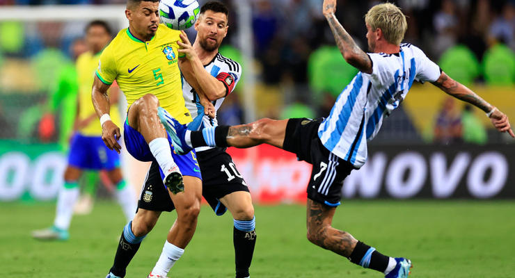 Избиение фанатов полицией и отложенное начало: Аргентина в скандальном матче обыграла Бразилию