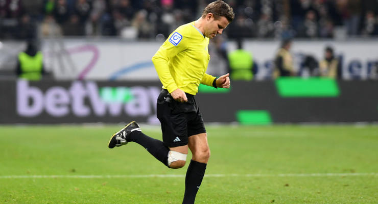 Немецкий арбитр получил тяжелую травму во время матча Бундеслиги