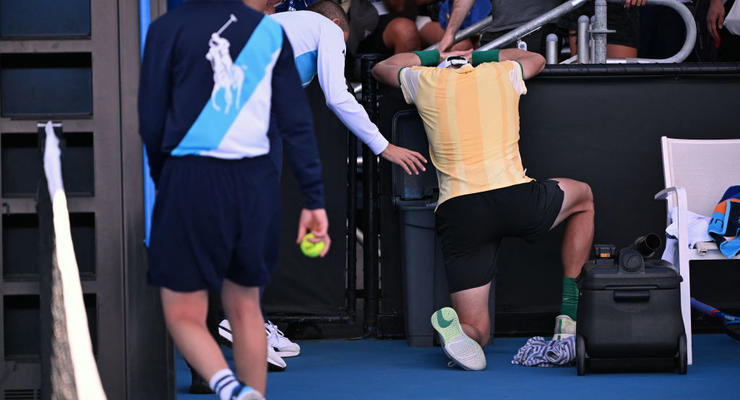 Теннисист наблевал прямо на корте после победы на Australian Open