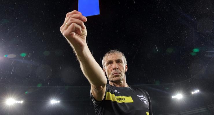 Умышленный срыв или споры с арбитром: Международный совет футбола введет синие карточки