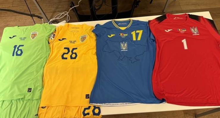 Форма сборной Украины вызвала возмущение у румын из-за флага