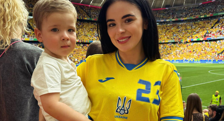 Жена Лунина поддержала голкипера в матче с Румынией