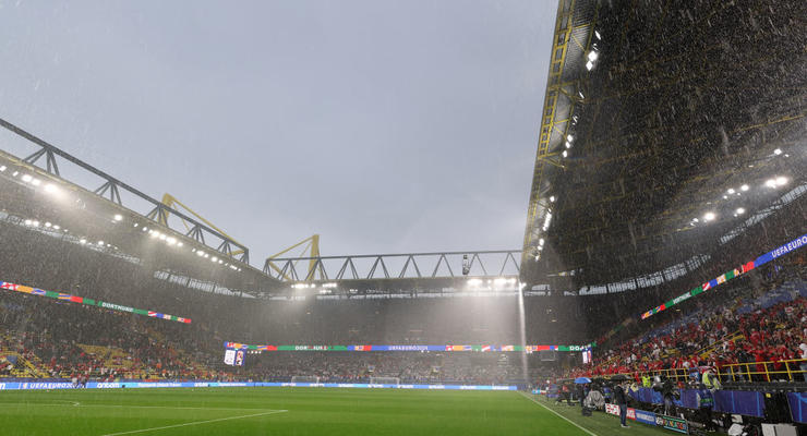 Льет как из ведра: На стадионе в Дортмунде прорвало крышу из-за дождя