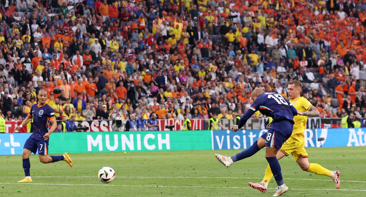 Курйоз дня: воротар Румунії намагався викинути кросівок за межі поля за секунди до голу на Євро-2024