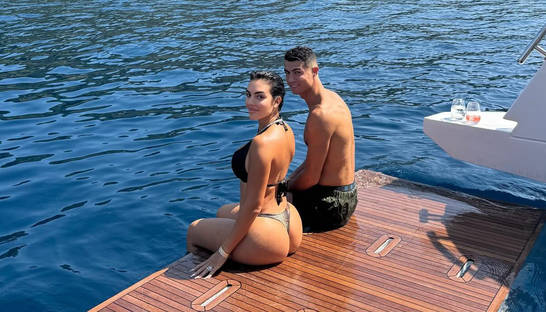 Схватил за ягодицу: Роналду отдохнул с Джорджиной на яхте
