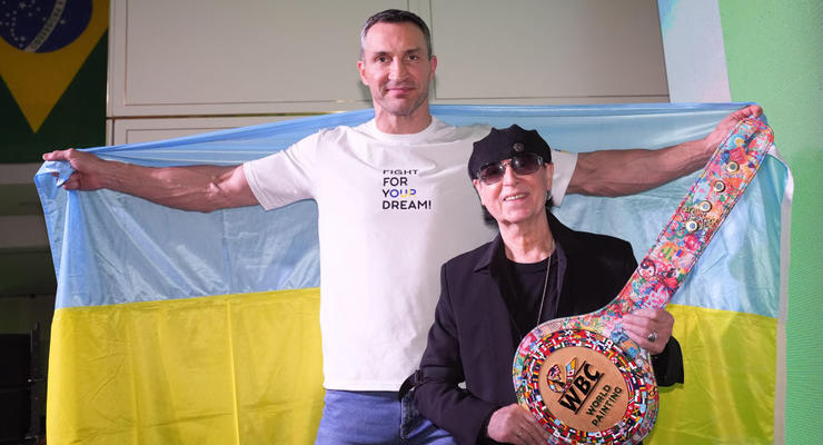 WBC вручила Владимиру Кличко памятный пояс