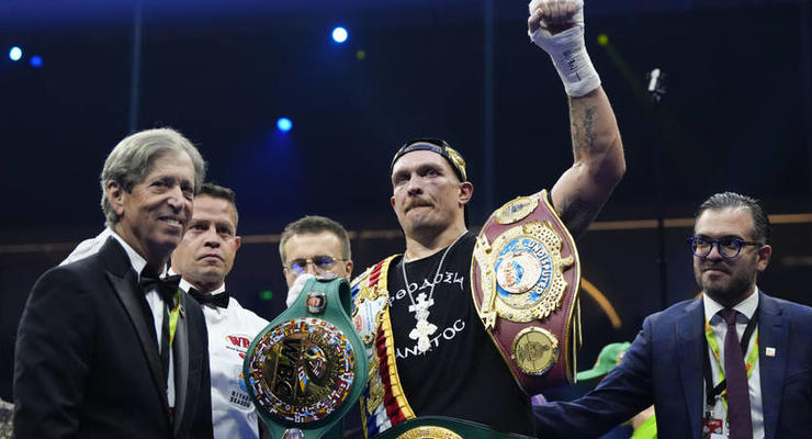 Усик признан лучшим боксером 2024 года по версии BoxingScene