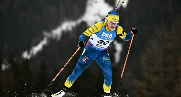 Джима развернула украинский флаг на цветочной церемонии после гонки чемпионата мира
